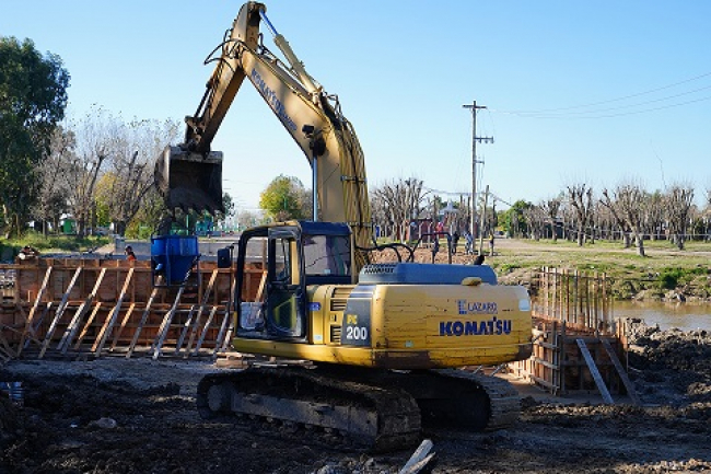 LA PROVINCIA RECONSTRUYE EL PUENTE SOBRE EL ARROYO LA GUARDIA EN ENSENADA