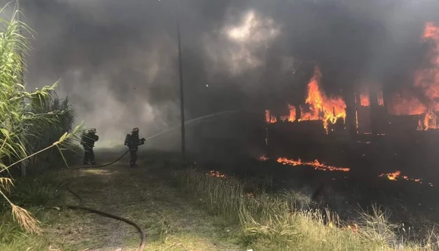 Incendio en el Roca: seis vagones en desuso se quemaron Gerli