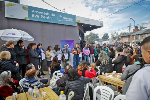 MAYRA PRESENTÓ LA TARJETA “SOMOS QUILMES SOLIDARIA” DESTINADA A PUNTOS SOLIDARIOS DE LA COMUNA