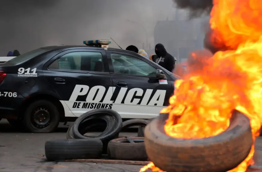 MISIONES NO LLEGÓ A UN ACUERDO SALARIAL CON LOS POLICÍAS MOVILIZADOS Y SE EXTIENDEN LAS PROTESTAS