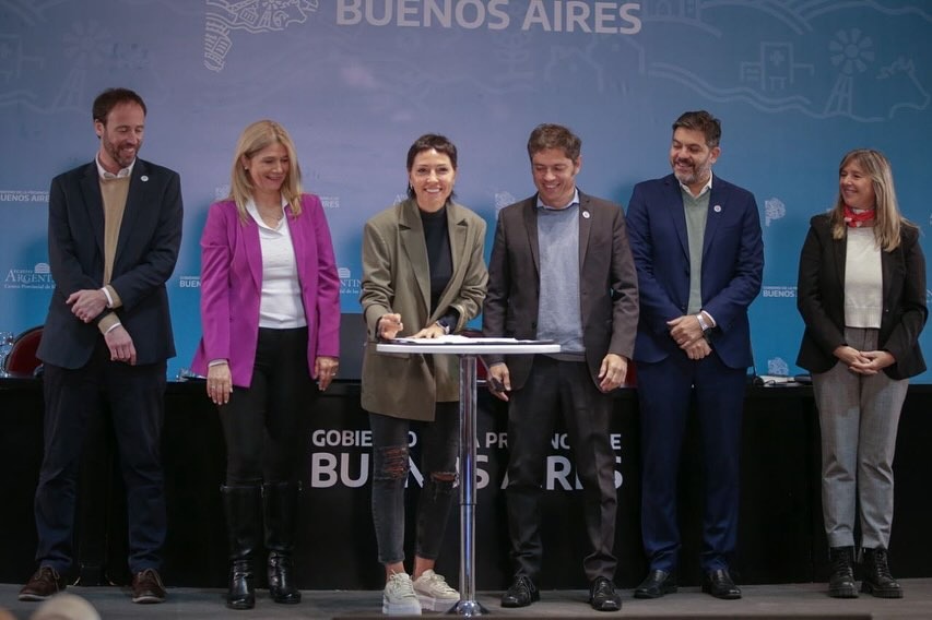 MAYRA FIRMÓ EL PAGO DE LA SEGUNDA CUOTA DEL FONDO DE FORTALECIMIENTO FISCAL MUNICIPAL JUNTO AL GOBERNADOR KICILLOF