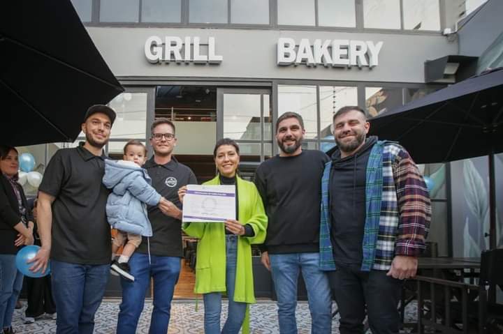 MAYRA PARTICIPÓ DE LA INAUGURACIÓN DE UN NUEVO LOCAL GASTRONÓMICO EN QUILMES OESTE Y ENTREGÓ EL CERTIFICADO DE HABILITACIÓN COMERCIAL 