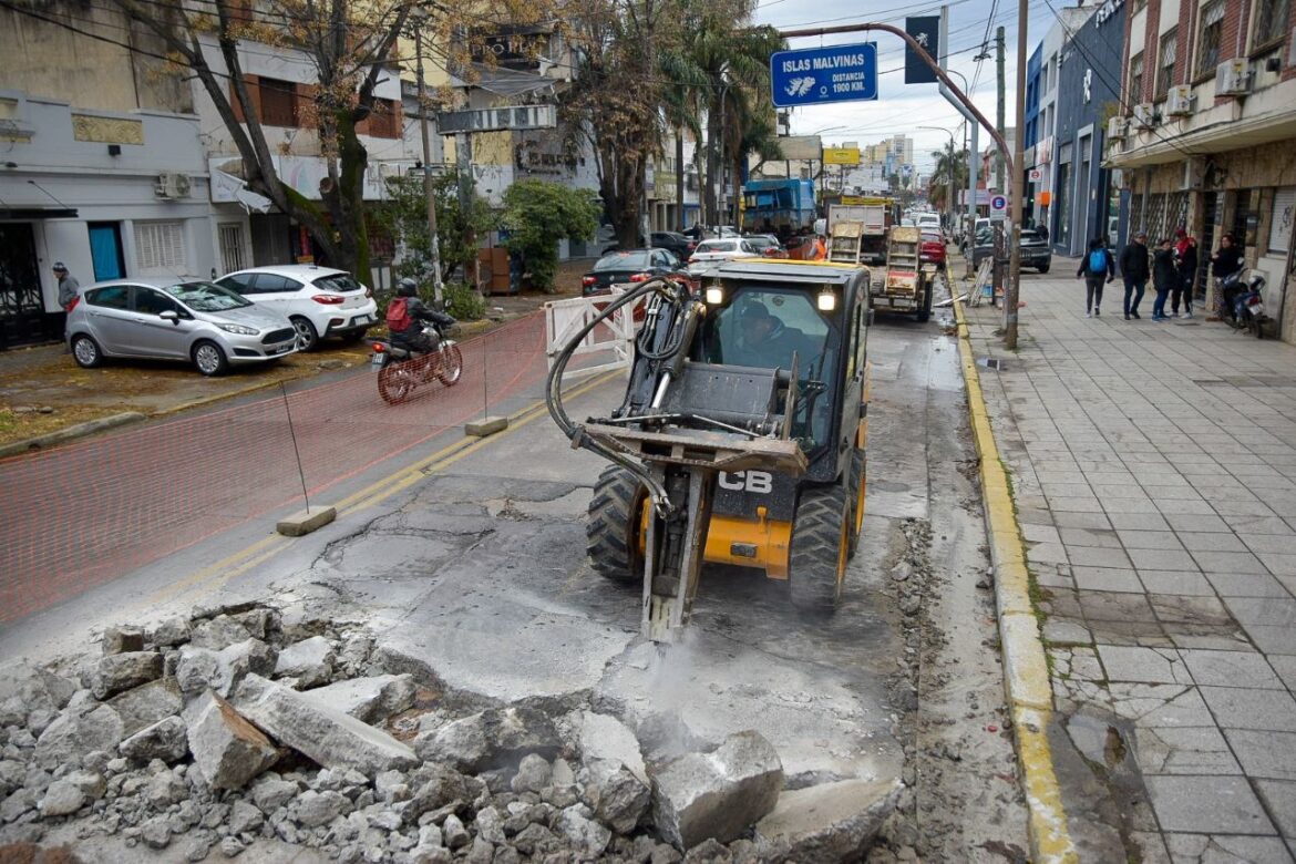 EL MUNICIPIO LLEVA ADELANTE TRABAJOS DE BACHEO EN LA ZONA CÉNTRICA DE QUILMES