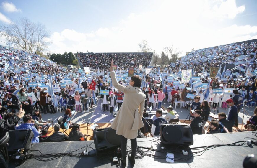 QUILMES: MAYRA TOMÓ LA PROMESA A LA BANDERA A MÁS DE 3.700 ESTUDIANTES DE 4º AÑO DE ESCUELAS DE EDUCACIÓN PRIMARIA