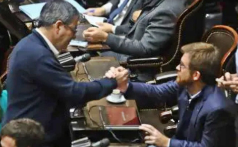 DIPUTADOS DESAFIAN EL VETO DE JAVIER MILEI