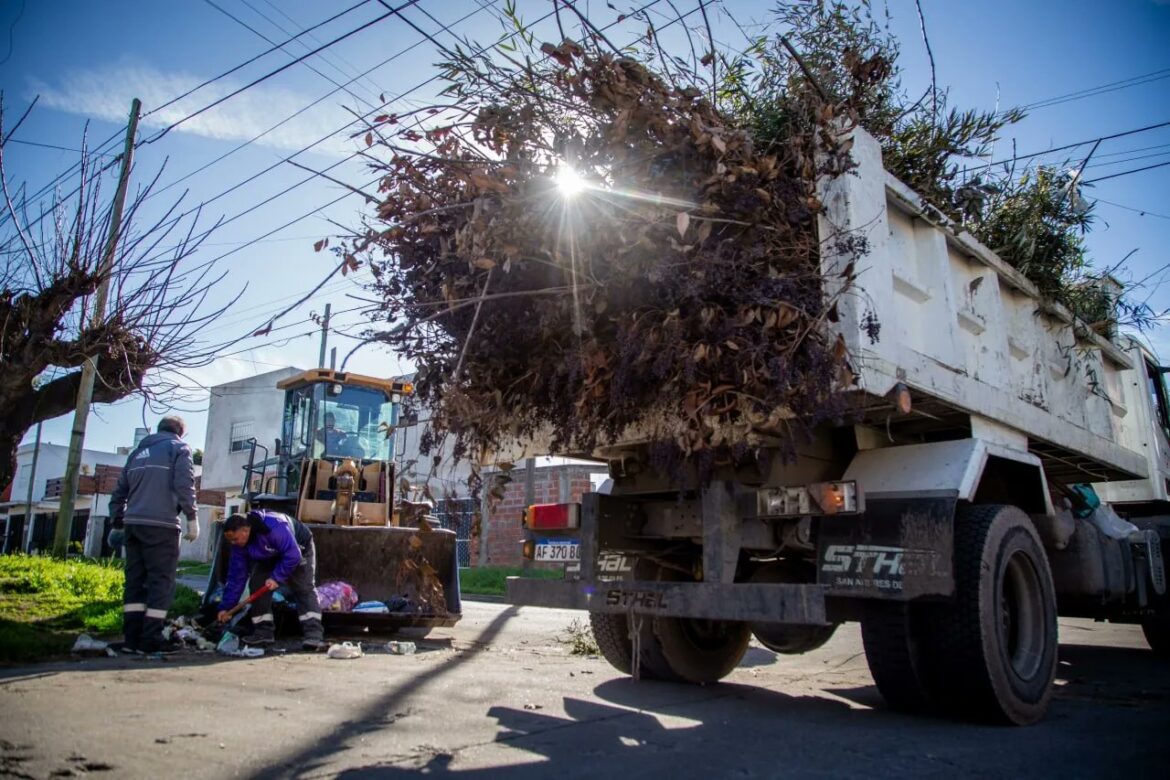 EL MUNICIPIO CONTINÚA CON LOS OPERATIVOS DE LIMPIEZA Y LEVANTAMIENTO DE RAMAS EN QUILMES OESTE