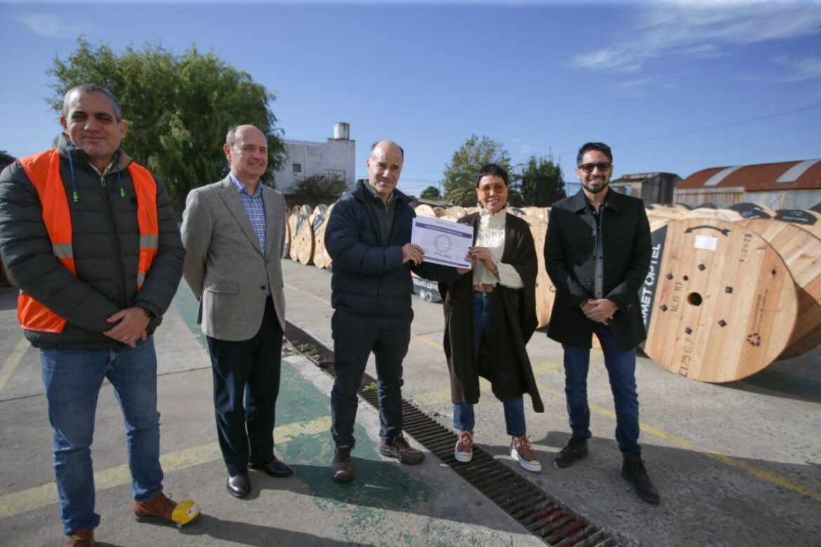 MAYRA LE ENTREGÓ EL CERTIFICADO DE HABILITACIÓN A LA EMPRESA CIMET OPTEL DE QUILMES OESTE