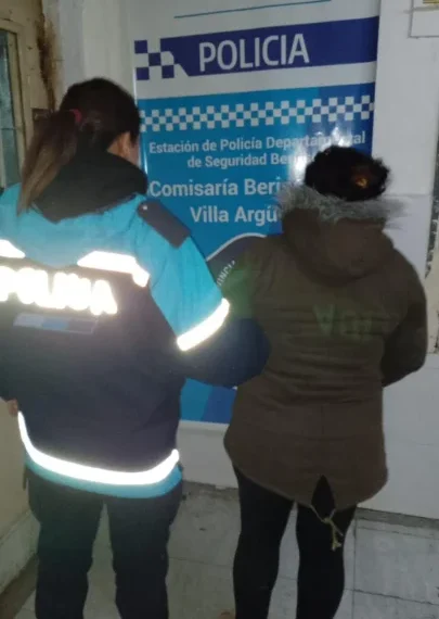 DETUVIERON A UNA MUJER ACUSADA DE INTENTAR ATACAR A SU HIJO DE 14 AÑOS CON UN CUCHILLO EN LA PLATA