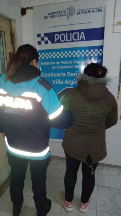 DETUVIERON A UNA MUJER ACUSADA DE INTENTAR ATACAR A SU HIJO DE 14 AÑOS CON UN CUCHILLO EN LA PLATA