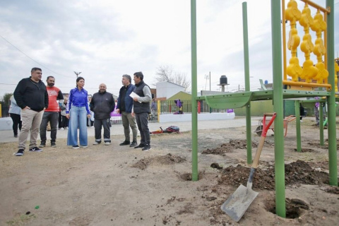 MAYRA SUPERVISÓ LA INSTALACIÓN DE JUEGOS NUEVOS EN LA PLAZA SOLDADO DÍAZ Y UN OPERATIVO DE LIMPIEZA