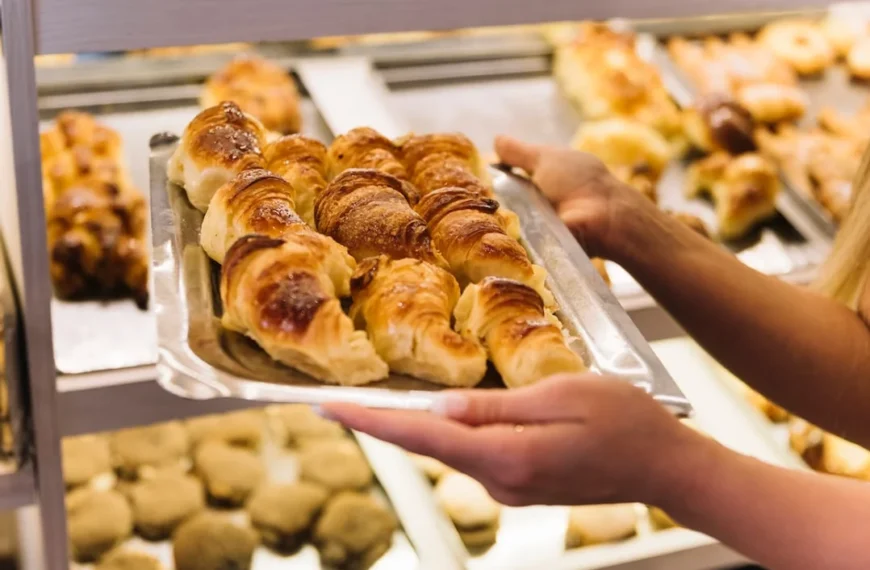 EL GOBIERNO GASTA $16 MILLONES EN MEDIALUNAS Y PANES PARA LOS DESAYUNOS DE CASA ROSADA Y OLIVOS