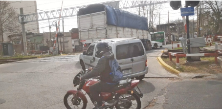 QUILMES: AVENIDA CENTENARIO Y TRIUNVIRATO ES UN DESCONTROL DE TRANSITO