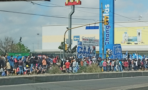 AHORA: BARRIOS DE PIE TOMÓ UN SUPERMERCADO