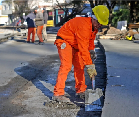 LA PLATA: BACHEO Y REPAVIMENTACION EN ZONA OESTE Y NORTE