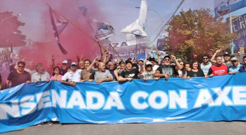 MULTITUDINARIA Y COLORIDA MOVILIZACION DE IVAN TOBAR AL ACTO DE KICILLOF