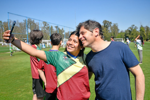 KICILLOF JUNTO AL CUERVO LARROQUE FIRMÓ CONVENIO CON CARITAS, POR «COPA MUGICA»