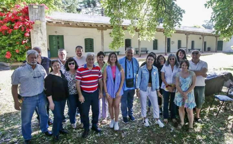 MAYRA VISITÓ LA CASA HISTÓRICA DE SANTA COLOMA DONDE COMPARTIÓ UN ENCUENTRO CON SUS AUTORIDADES