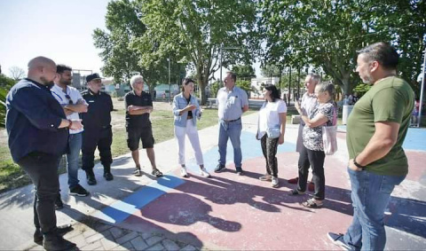 MAYRA RECORRIÓ JUNTO A VECINOS Y VECINAS LA NUEVA POSTA DE SEGURIDAD DE LA PLAZA “CAMPITO CARLOS MAIER”