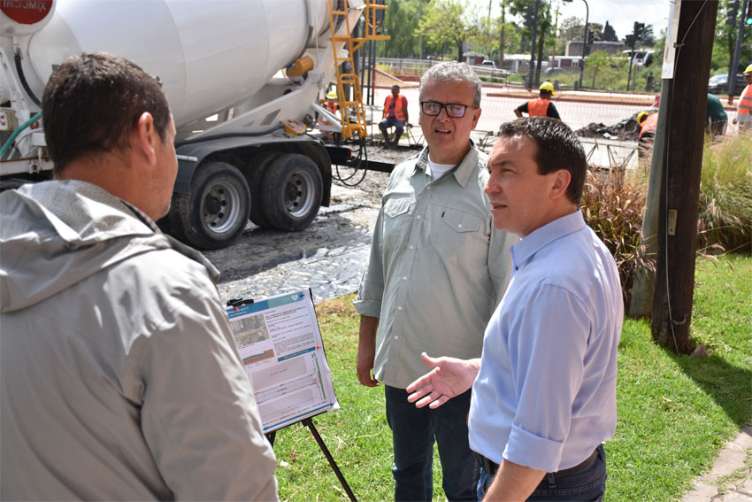 EL INTENDENTE ANDRÉS WATSON MONITOREÓ UNA PAVIMENTACIÓN EN SAN EDUARDO