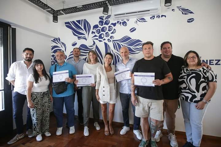 MAYRA ENTREGÓ EL CERTIFICADO DE HABILITACIÓN AL LOCAL CAFÉ MARTÍNEZ DE QUILMES OESTE Y SE REUNIÓ CON TITULARES DE FOODTRUCKS DEL DISTRITO