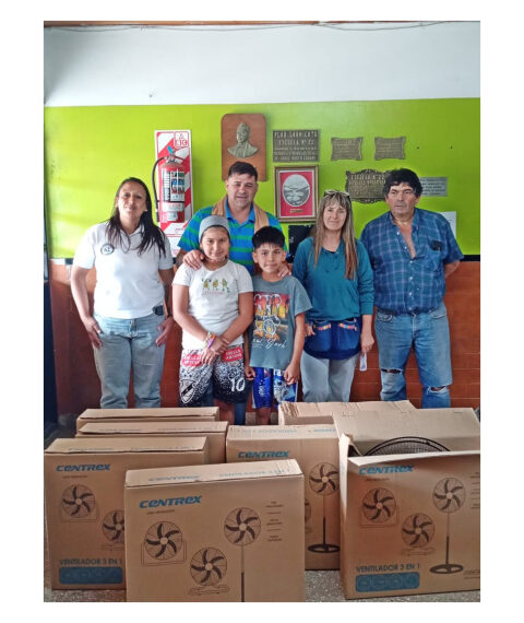 IVAN TOBAR HIZO ENTREGA DE VENTILADORES A LA ESCUELA 22