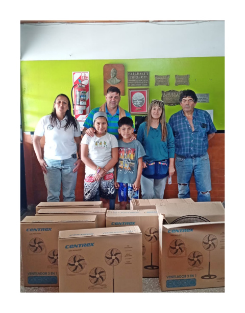 IVAN TOBAR HIZO ENTREGA DE VENTILADORES A LA ESCUELA 22