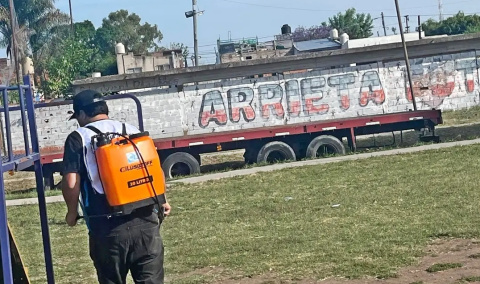 MARCELO IGLESIAS COMPRÓ UNA FUMIGADORA Y SALIÓ A COMBATIR EL DENGUE