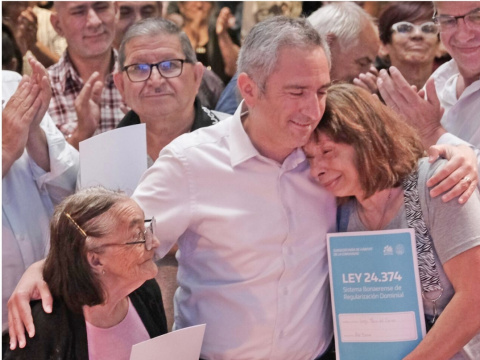 LARROQUE INAUGURÓ SEDE DE ENVIÓN Y ENTREGÓ ESCRITURAS