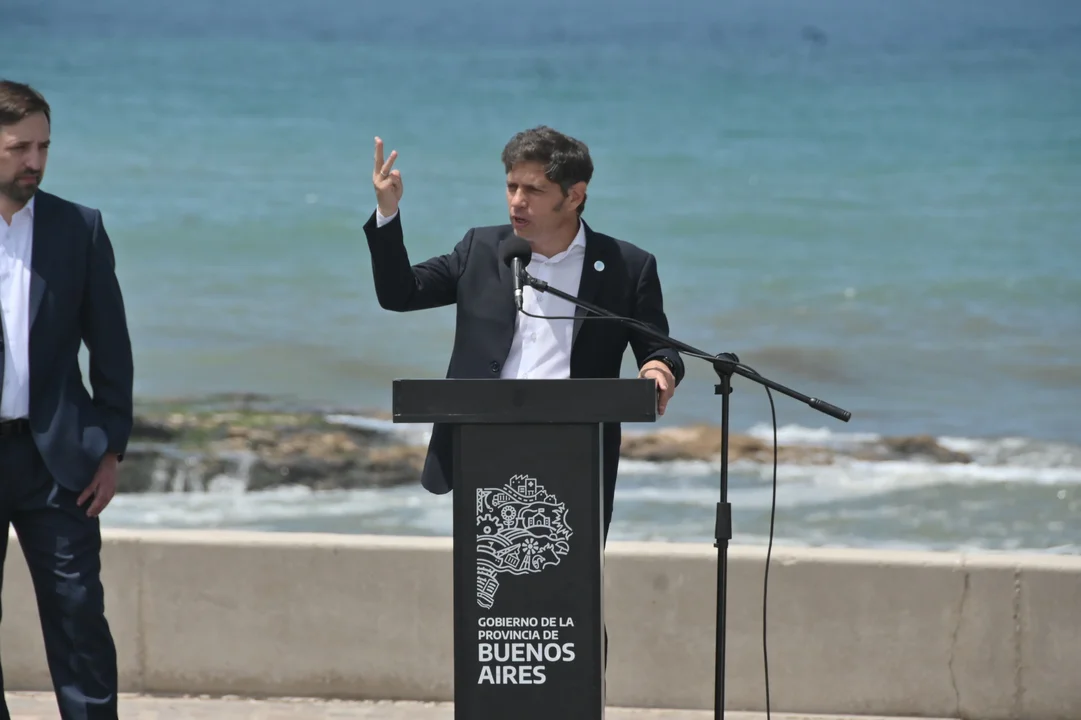 AXEL KICILLOF LANZÓ EL OPERATIVO SOL A SOL Y CUESTIONÓ QUE LAS POLÍTICAS DE MILEI «INVITAN A VERANEAR EN OTROS DESTINOS»