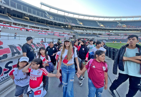 CONCEJAL DIANA PATERNO LLEVÓ A LOS CHICOS DE UN COMEDOR AL ESTADIO DE RIVER