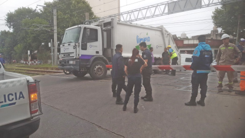 SE QUEDÓ UN CAMIÓN EN LAS VIAS DE LA BARRERA DE PRIMERA JUNTA