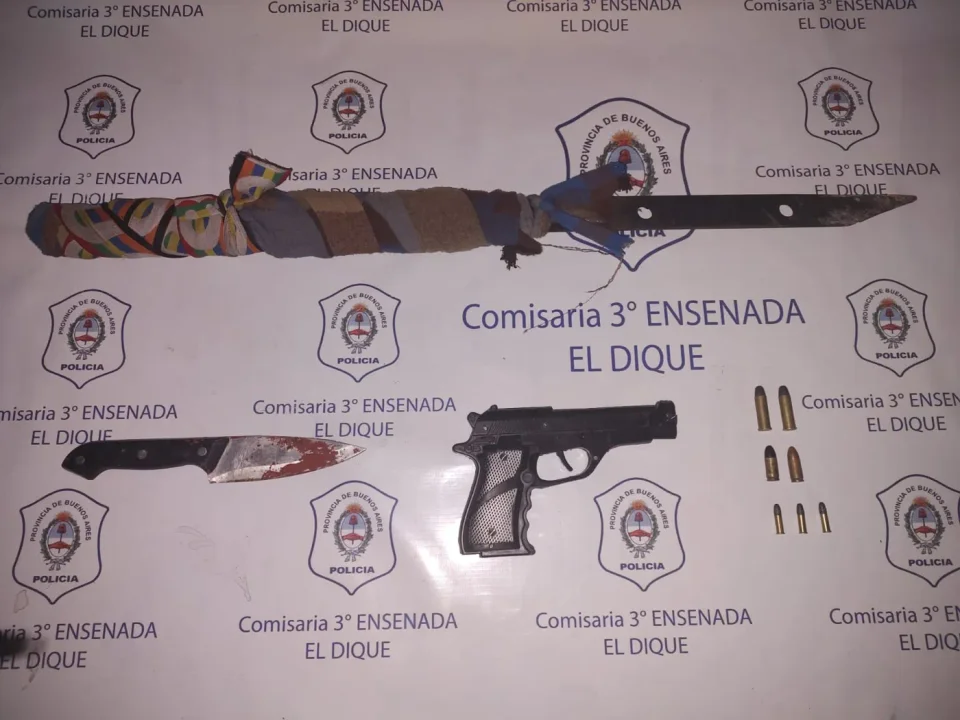 FEROZ ENFRENTAMIENTO ENTRE BANDAS EN ENSENADA CON FACAS, ARMAS Y CUCHILLOS: HAY TRES DETENIDOS