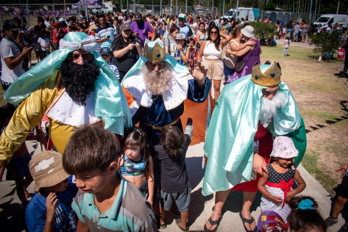 LOS REYES MAGOS ESTUVIERON EN EL PARQUE MUNICIPAL DE LA RIBERA Y REPARTIERON REGALOS A MILES DE NIÑOS Y NIÑAS