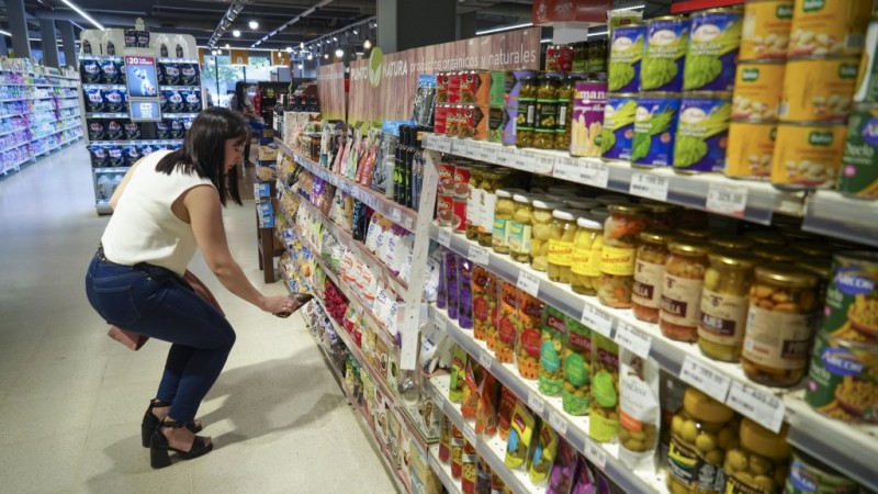 LOS ARGENTINOS SIGUEN RESTRINGIENDO SUS CONSUMOS EN AUTOSERVICIOS Y SUPERMERCADOS A PESAR DE LA MENOR INFLACIÓN