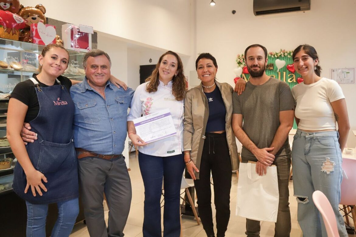 MAYRA ENTREGÓ UN CERTIFICADO DE HABILITACIÓN A UN NUEVO COMERCIO Y SUPERVISÓ UN OPERATIVO DE LIMPIEZA EN QUILMES OESTE