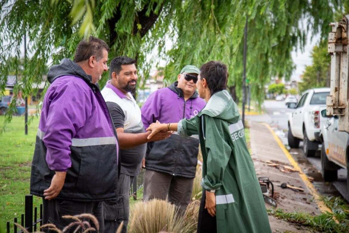 MAYRA SUPERVISÓ LOS TRABAJOS DE LIMPIEZA Y MANTENIMIENTO DE SERVICIOS PÚBLICOS Y DEFENSA CIVIL EN EL TRIÁNGULO DE BERNAL POR LA TORMENTA