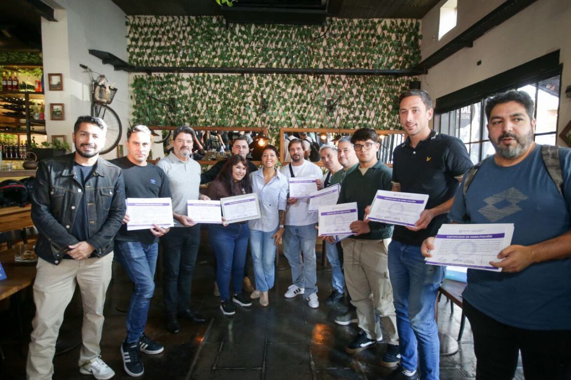 MAYRA COMPARTIÓ UN DESAYUNO CON COMERCIANTES DE QUILMES Y ENTREGÓ CERTIFICADOS DE HABILITACIÓN