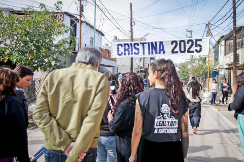 MAYRA Y MAXIMO COMPARTIERON UN LOCRO CON PASACALLES DE «CRISTINA 2025»