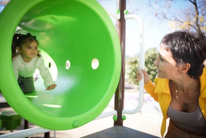 MAYRA INAUGURÓ EL NUEVO PATIO DE JUEGOS DE LA PLAZA DE LA CRUZ DE QUILMES CENTRO