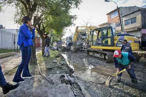 MAYRA RECORRIÓ JUNTO A VECINOS OBRA DE PAVIMENTACIÓN DE 12 CUADRAS EN EL BARRIO SAN ANTONIO DE QUILMES OESTE