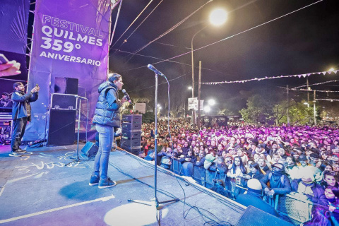 MAYRA JUNTO A MILES DE VECINOS Y VECINAS EN UNA NUEVA EDICIÓN DEL FESTIVAL SOMOS QUILMES CON EL CIERRE DE DAMAS GRATIS