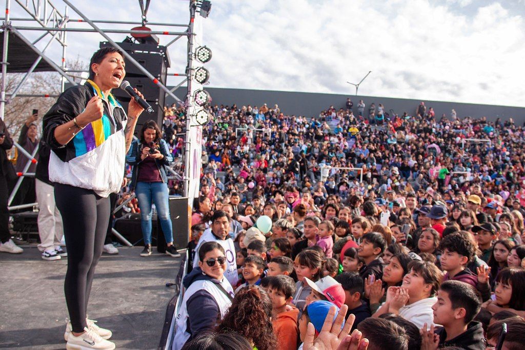 MAYRA EN EL POLIDEPORTIVO JUNTO A MILES DE FAMILIAS EN EL FESTIVAL DE LAS NIÑECES: «EN QUILMES LO MÁS IMPORTANTE SON NUESTROS NIÑOS Y NIÑAS»