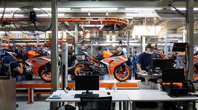 BAJÓ LA PERSIANA UNA PLANTA QUE ENSAMBLABA MOTOS EN CAMPANA: 50 OPERARIOS EN LA CALLE