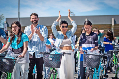 MAYRA ENTREGÓ BICICLETAS A ESTUDIANTES DE ESCUELAS PRIMARIAS Y SECUNDARIAS DEL DISTRITO