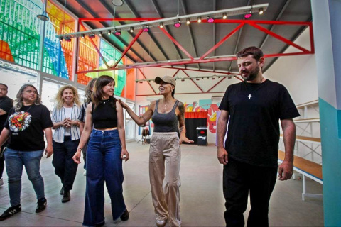 MAYRA Y JUAN GRABOIS RECORRIERON EL NUEVO CENTRO CULTURAL Y BIBLIOTECA IAPI DE BERNAL OESTE