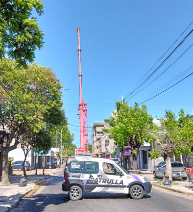 QUILMES: CALLE PRIMERA JUNTA CORTADA POR GRUA EN TEXTIL