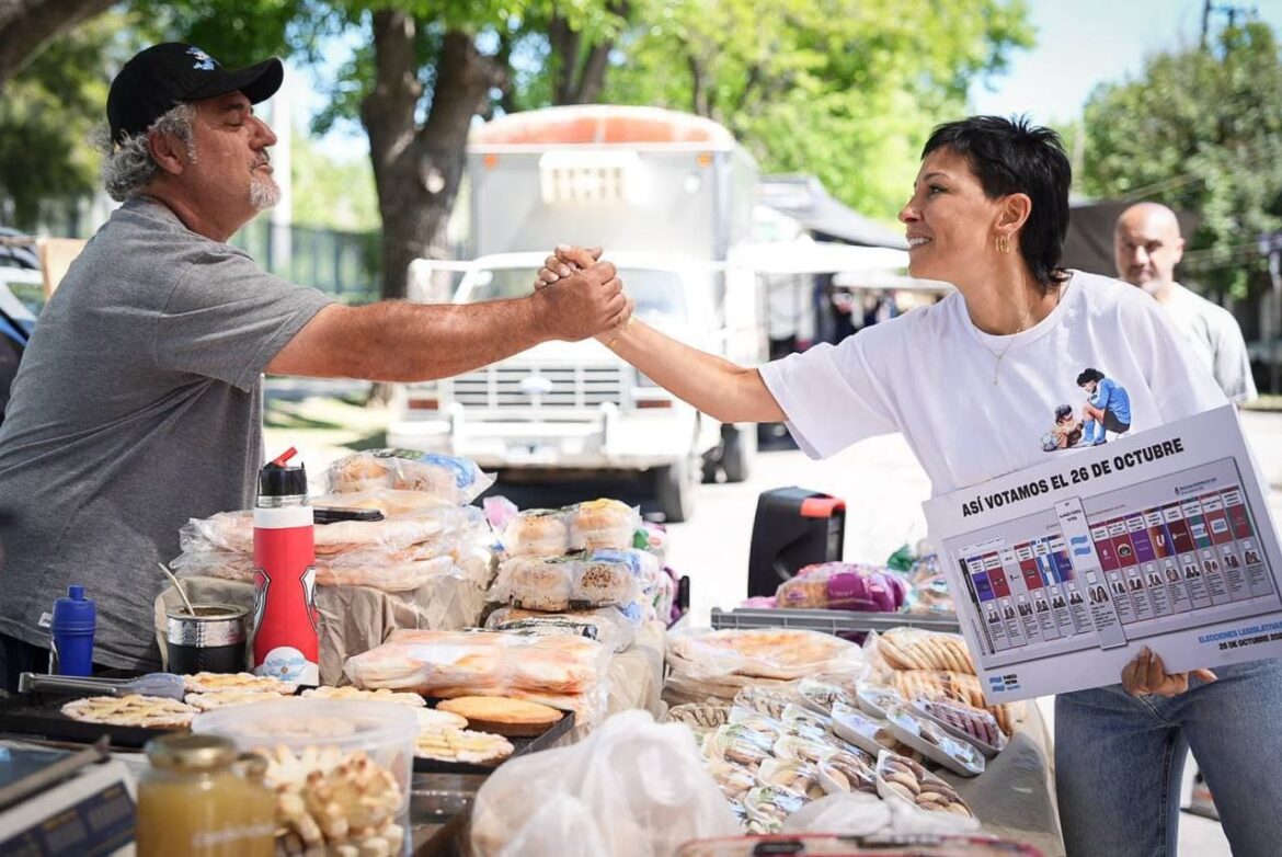 MAYRA RECORRIÓ LA FERIA DE DON BOSCO PARA DIALOGAR CON VECINOS, VECINAS Y COMERCIANTES
