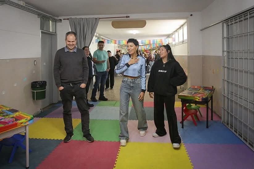 MAYRA JUNTO A LA COMUNIDAD EDUCATIVA DE LA EP Nº 81 RECORRIÓ LA NUEVA LUDOTECA CREADA A TRAVÉS DEL PROGRAMA «QUILMES COOPERA 2025»