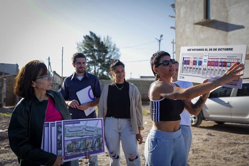 MAYRA Y LA MINISTRA BATAKIS RECORRIERON LA OBRA DE 28 VIVIENDAS DEL BARRIO LA ODISEA DE QUILMES OESTE