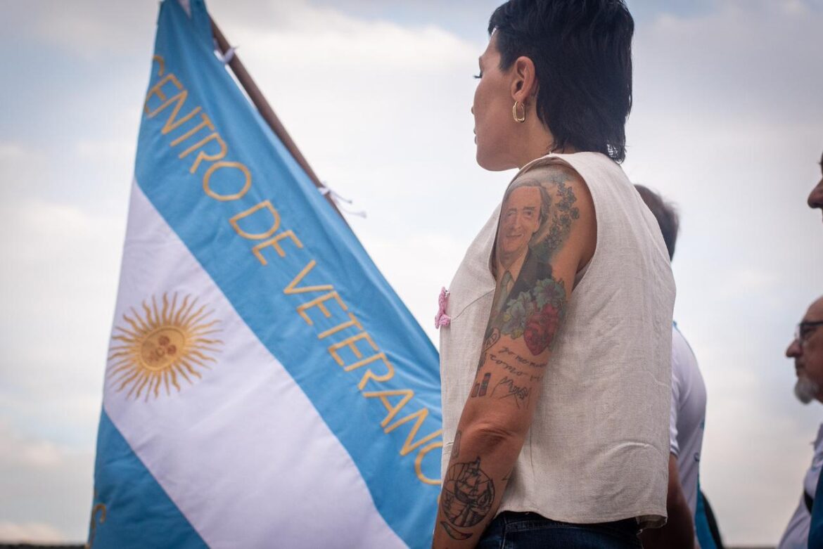 MAYRA ACOMPAÑÓ AL CENTRO DE VETERANOS DE GUERRA DE MALVINAS QUILMES EN LA INAUGURACIÓN DEL PLAYÓN DE ACTOS «JOSÉ PEPE VALDEZ»